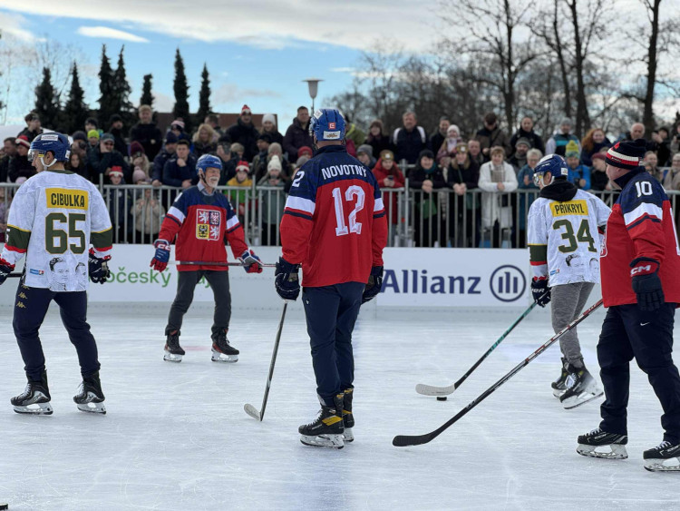 Prezident si na olympijském festivalu vyzkoušel curling i biatlon