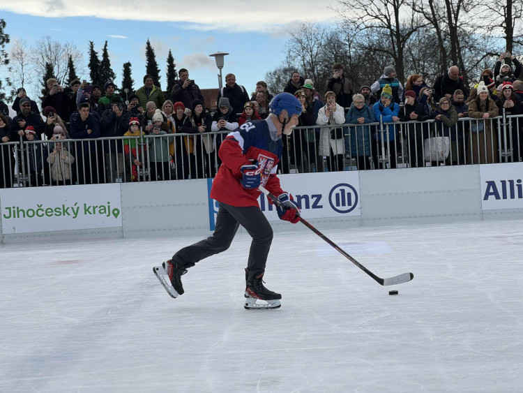 Prezident si na olympijském festivalu vyzkoušel curling i biatlon