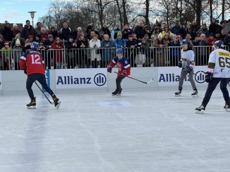 Prezident si na olympijském festivalu vyzkoušel curling i biatlon