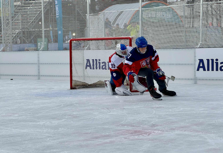 Prezident si na olympijském festivalu vyzkoušel curling i biatlon