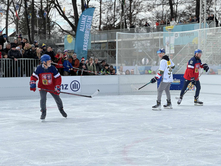 Prezident si na olympijském festivalu vyzkoušel curling i biatlon