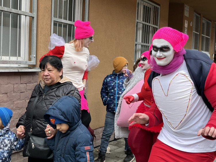Okolí Káznice ožilo masopustem. Průvod vedla nevěsta s rostoucím břichem