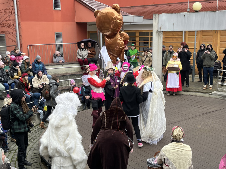 Okolí Káznice ožilo masopustem. Průvod vedla nevěsta s rostoucím břichem