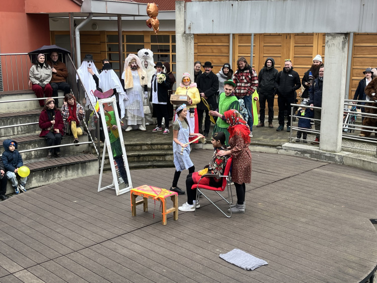 Okolí Káznice ožilo masopustem. Průvod vedla nevěsta s rostoucím břichem