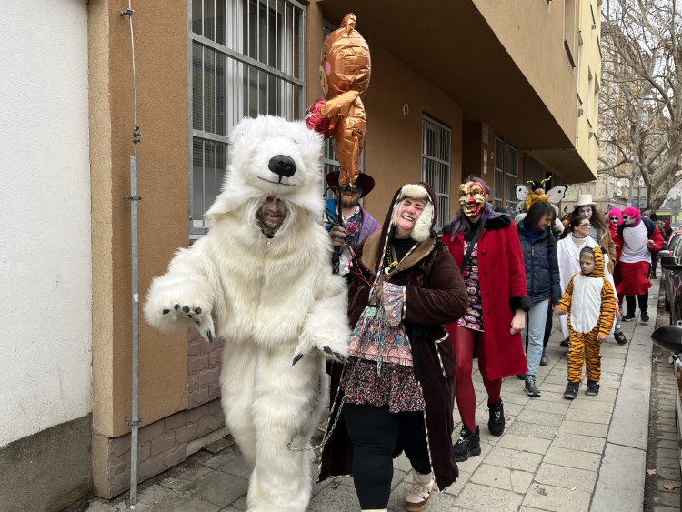 Okolí Káznice ožilo masopustem. Průvod vedla nevěsta s rostoucím břichem