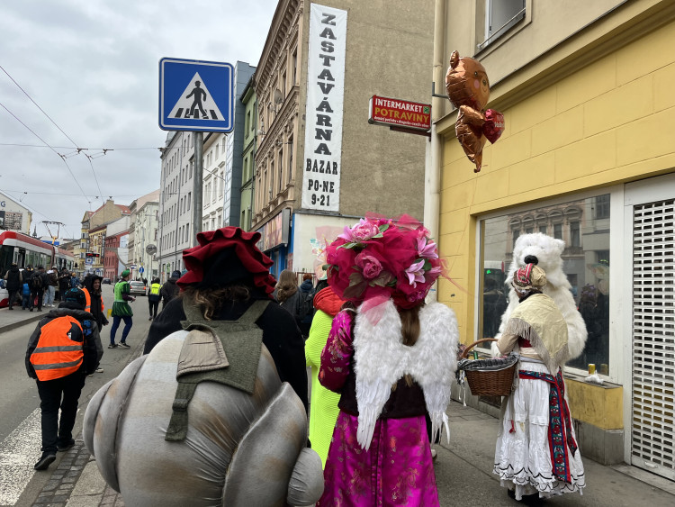 Okolí Káznice ožilo masopustem. Průvod vedla nevěsta s rostoucím břichem