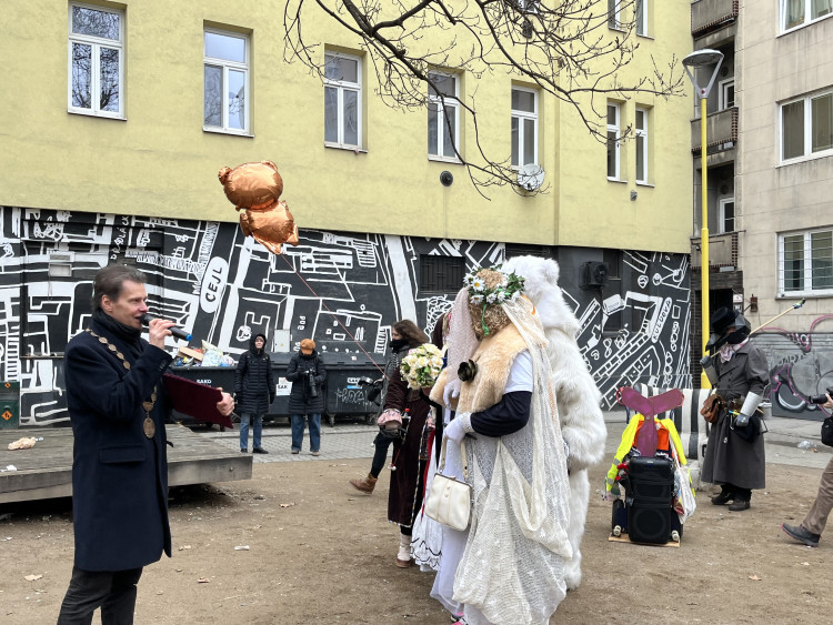 Okolí Káznice ožilo masopustem. Průvod vedla nevěsta s rostoucím břichem