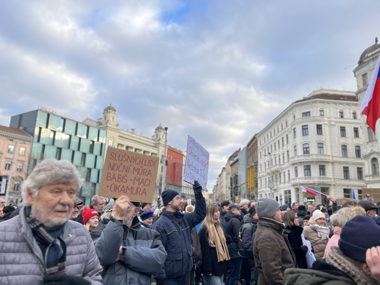 FOTO: Svoboďák praská ve švech. V Brně přišly prezidenta podpořit tisíce lidí