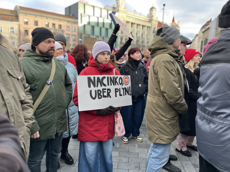 FOTO: Svoboďák praská ve švech. V Brně přišly prezidenta podpořit tisíce lidí