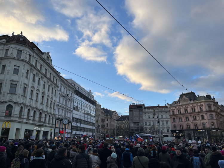 FOTO: Svoboďák praská ve švech. V Brně přišly prezidenta podpořit tisíce lidí