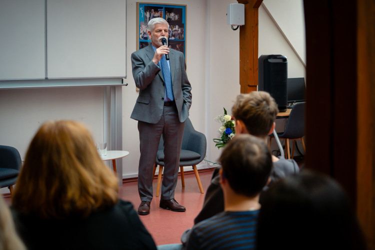 FOTOGALERIE: Návštěva prezidenta Pavla na ZŠ Generála Františka Fajtla