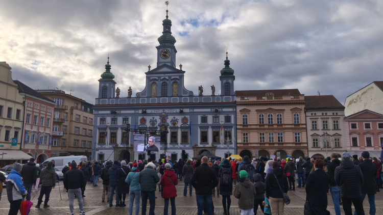 Společně za Ukrajinu. V Budějovicích si stovky lidí připomněly výročí invaze