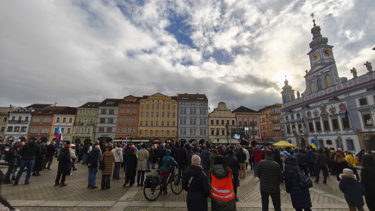 Společně za Ukrajinu. V Budějovicích si stovky lidí připomněly výročí invaze