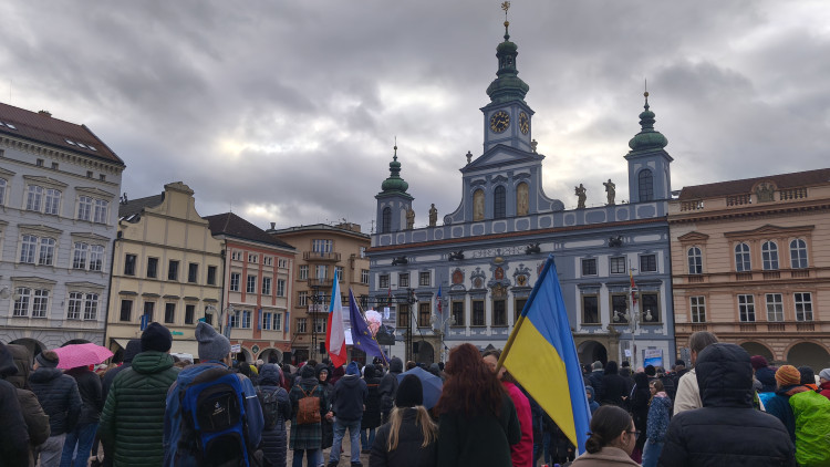 Společně za Ukrajinu. V Budějovicích si stovky lidí připomněly výročí invaze