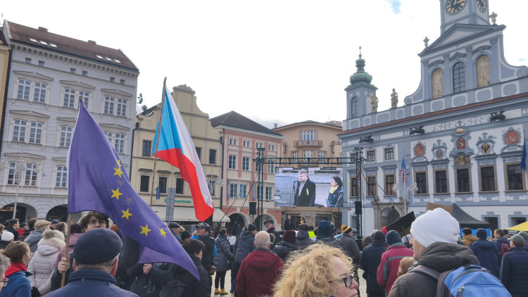Společně za Ukrajinu. V Budějovicích si stovky lidí připomněly výročí invaze