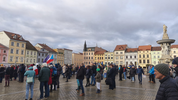 Společně za Ukrajinu. V Budějovicích si stovky lidí připomněly výročí invaze