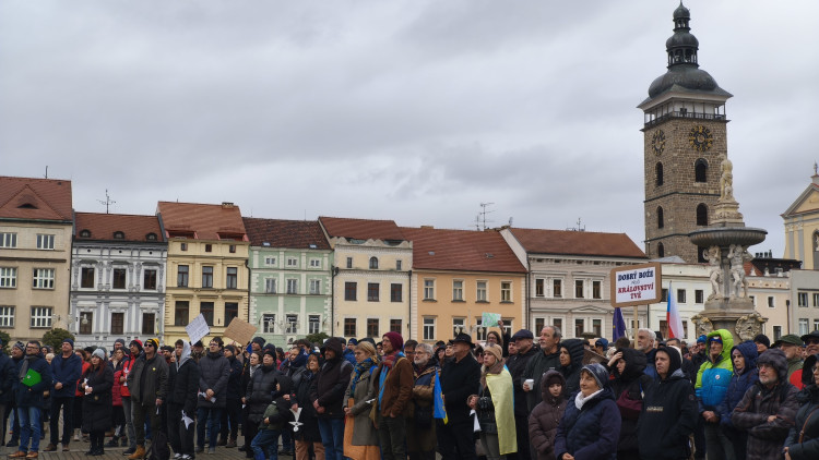 Společně za Ukrajinu. V Budějovicích si stovky lidí připomněly výročí invaze