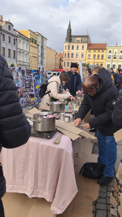 Společně za Ukrajinu. V Budějovicích si stovky lidí připomněly výročí invaze