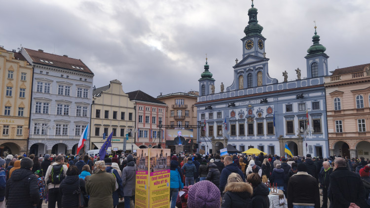 Společně za Ukrajinu. V Budějovicích si stovky lidí připomněly výročí invaze