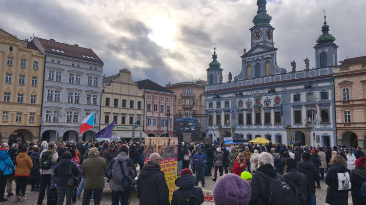 Společně za Ukrajinu. V Budějovicích si stovky lidí připomněly výročí invaze