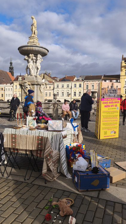 Společně za Ukrajinu. V Budějovicích si stovky lidí připomněly výročí invaze