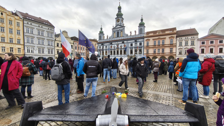 Společně za Ukrajinu. V Budějovicích si stovky lidí připomněly výročí invaze