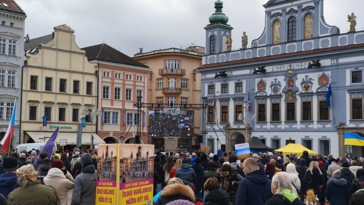 Společně za Ukrajinu. V Budějovicích si stovky lidí připomněly výročí invaze