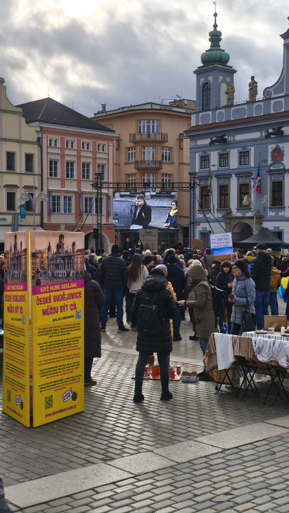 Společně za Ukrajinu. V Budějovicích si stovky lidí připomněly výročí invaze