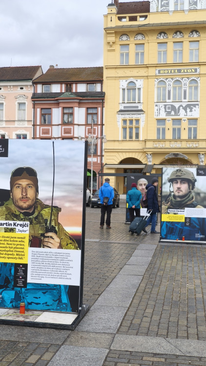 Společně za Ukrajinu. V Budějovicích si stovky lidí připomněly výročí invaze
