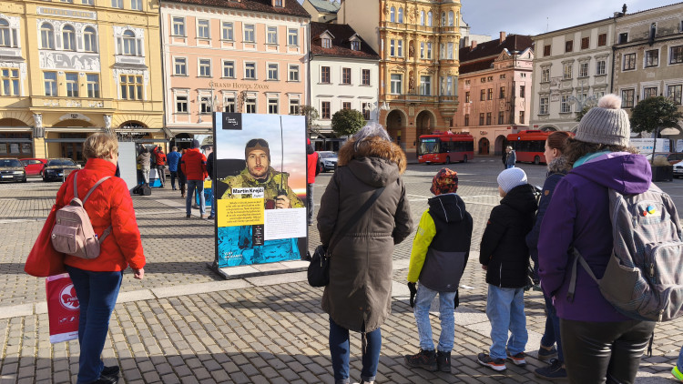 Společně za Ukrajinu. V Budějovicích si stovky lidí připomněly výročí invaze
