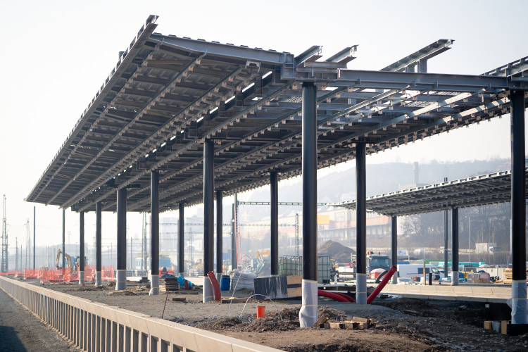 FOTO: Smíchovské nádraží roste před očima. První nástupiště dokončí letos