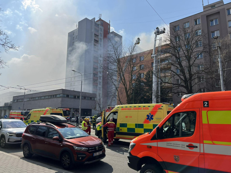 FOTO: V centru Ostravy hoří panelák, kolemjdoucí děsí plameny a hustý dým