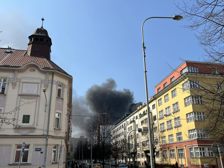 FOTO: V centru Ostravy hoří panelák, kolemjdoucí děsí plameny a hustý dým