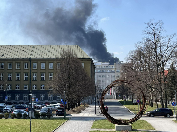 FOTO: V centru Ostravy hoří panelák, kolemjdoucí děsí plameny a hustý dým