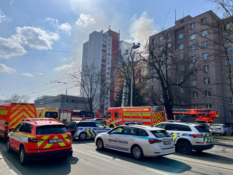 FOTO: V centru Ostravy hoří panelák, kolemjdoucí děsí plameny a hustý dým