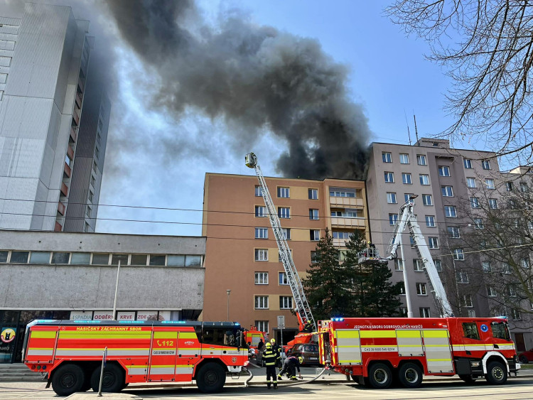FOTO: V centru Ostravy hoří panelák, kolemjdoucí děsí plameny a hustý dým