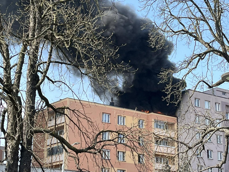 FOTO: V centru Ostravy hoří panelák, kolemjdoucí děsí plameny a hustý dým