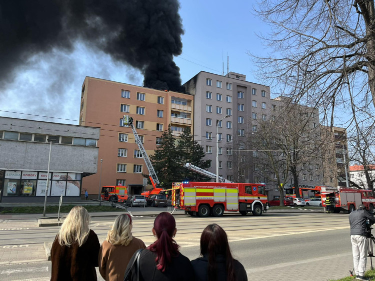 FOTO: V centru Ostravy hoří panelák, kolemjdoucí děsí plameny a hustý dým