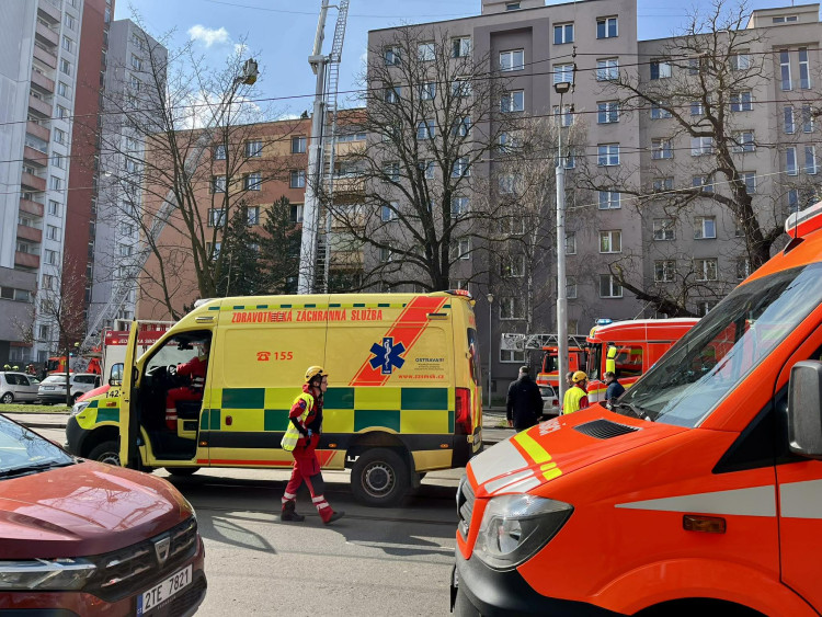 FOTO: V centru Ostravy hoří panelák, kolemjdoucí děsí plameny a hustý dým