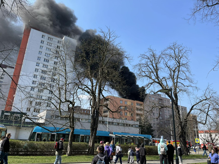 FOTO: V centru Ostravy hoří panelák, kolemjdoucí děsí plameny a hustý dým