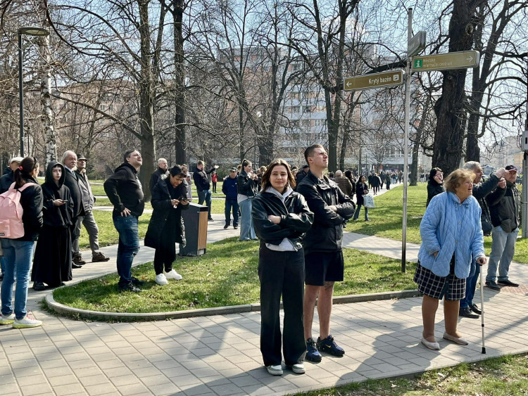 FOTO: V centru Ostravy hoří panelák, kolemjdoucí děsí plameny a hustý dým
