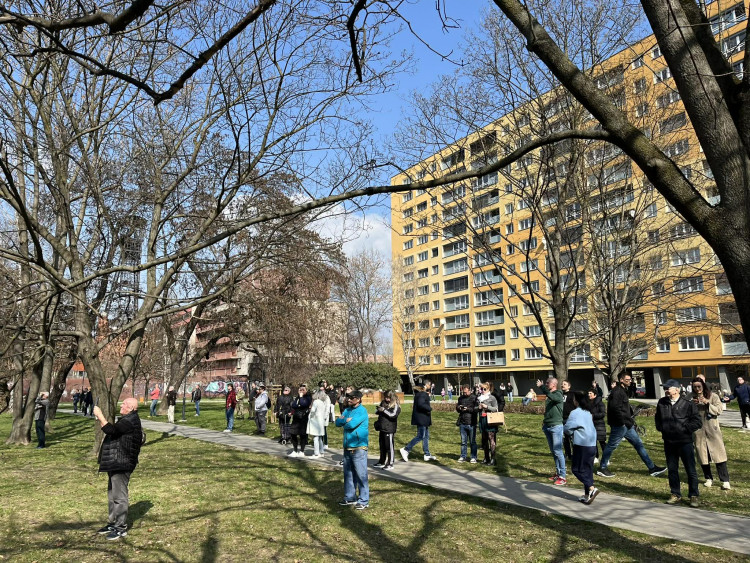 FOTO: V centru Ostravy hoří panelák, kolemjdoucí děsí plameny a hustý dým