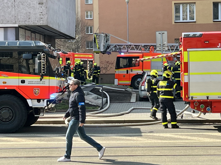 FOTO: V centru Ostravy hoří panelák, kolemjdoucí děsí plameny a hustý dým