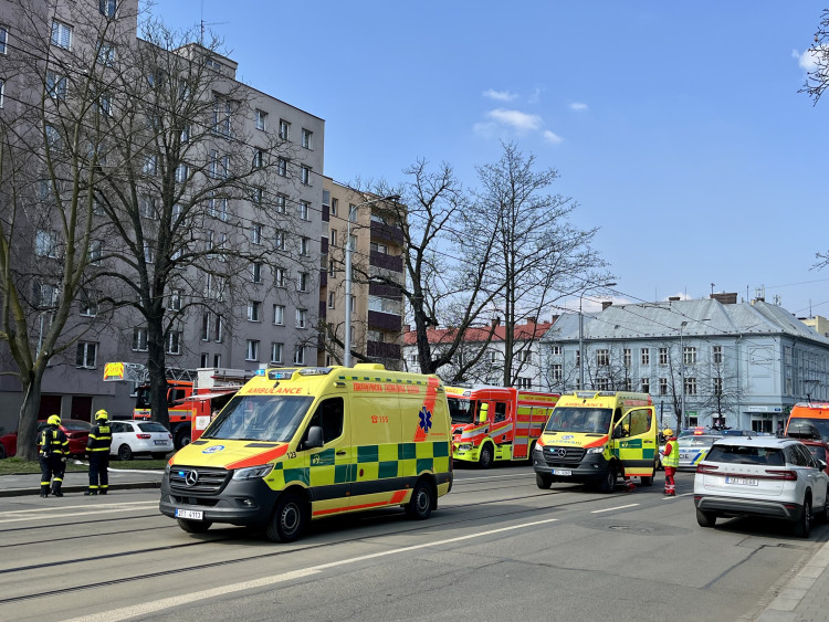 FOTO: V centru Ostravy hoří panelák, kolemjdoucí děsí plameny a hustý dým