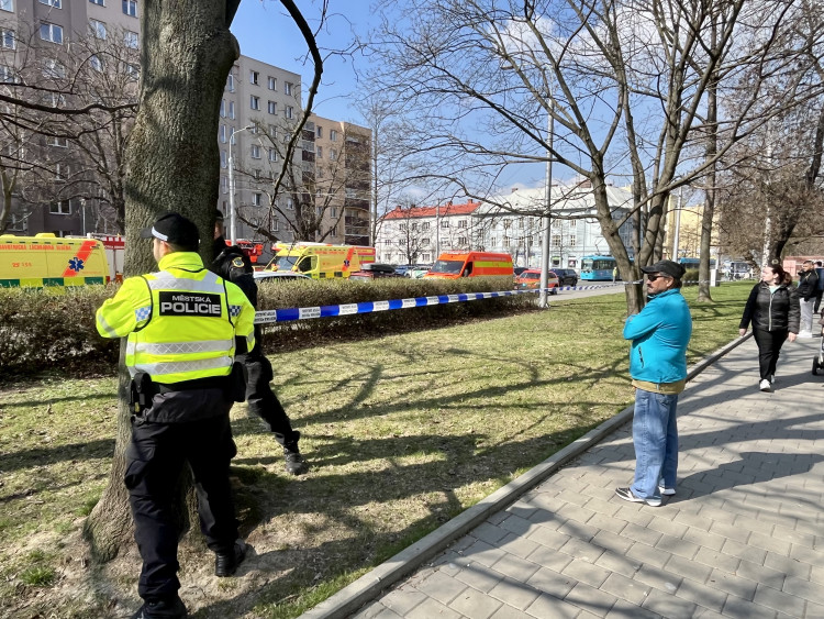 FOTO: V centru Ostravy hoří panelák, kolemjdoucí děsí plameny a hustý dým