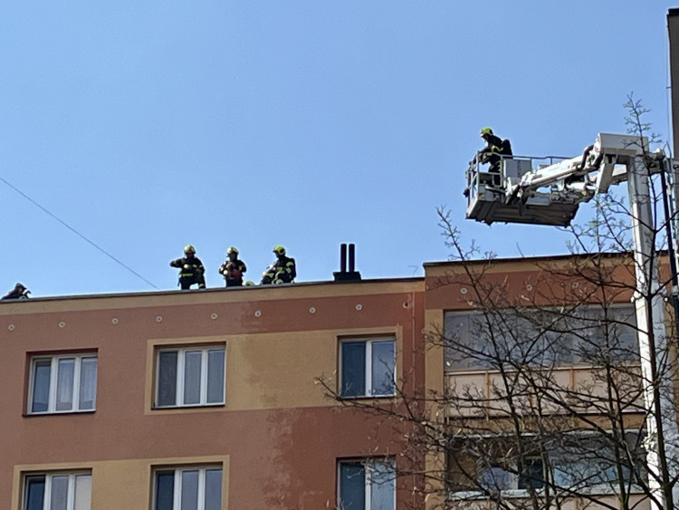 FOTO: V centru Ostravy hoří panelák, kolemjdoucí děsí plameny a hustý dým