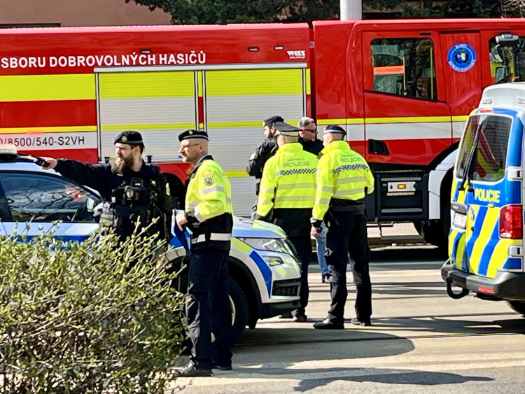 FOTO: V centru Ostravy hoří panelák, kolemjdoucí děsí plameny a hustý dým