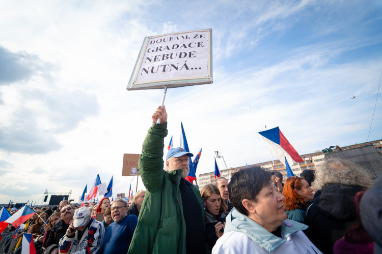 FOTOGALERIE: Podívejte se, jak probíhala demonstrace na Letné