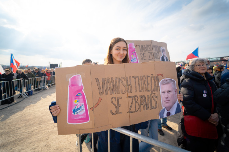 FOTOGALERIE: Podívejte se, jak probíhala demonstrace na Letné