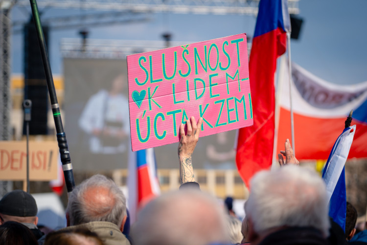 FOTOGALERIE: Podívejte se, jak probíhala demonstrace na Letné
